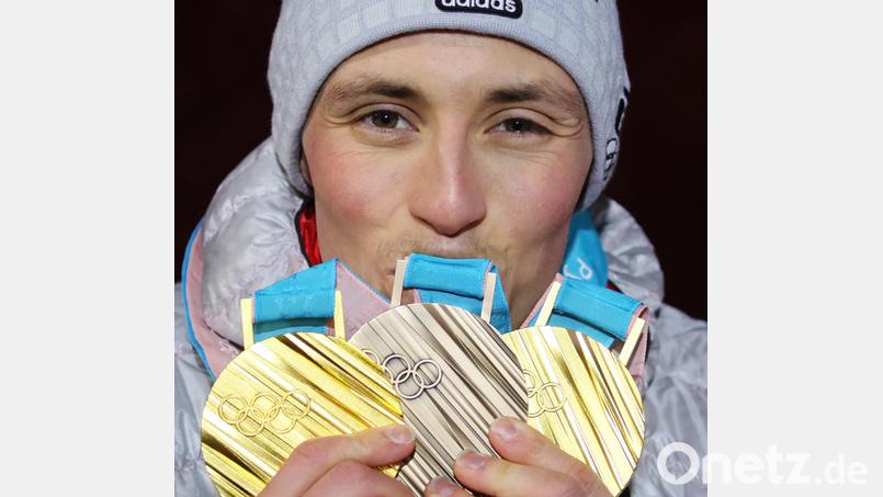 Eric Frenzel mit seinen drei Medaillen bei den Olympischen Spielen 2018 in Pyeongchang (Südkorea). Insgesamt holte der Wahloberpfälzer sieben Mal Edelmetall bei Olympia. Archivbild: Michael Kappeler/dpa