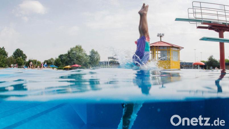 Die beiden Schwimmer zogen die Frau aus dem Wasser. (Symbolbild) Bild: Jana Bauch/dpa/dpa-tmn
