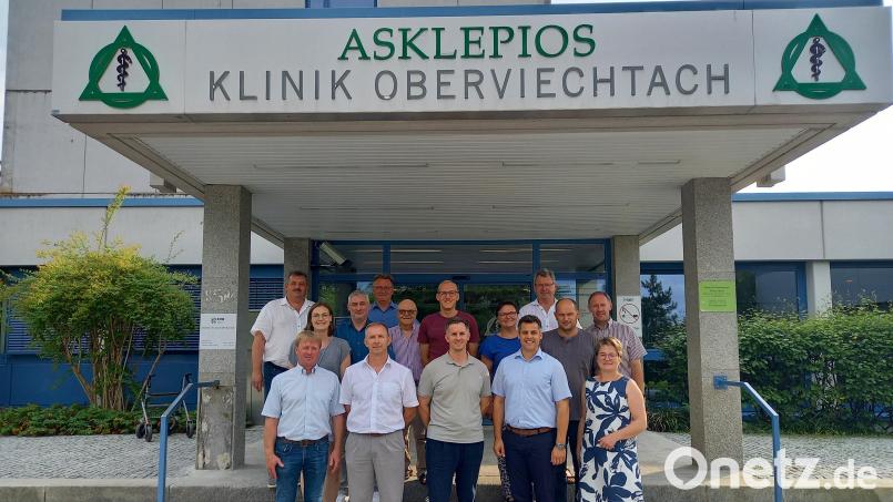 Die Bürgermeister der ILE-Kommunen informieren sich zusammen mit Mitgliedern des ILE-Lenkungsgremiums über den aktuellen Sachstand beim Krankenhaus Oberviechtach. Klinikmanager Felix Sasse (vorne, Mitte) gab Auskunft. Bild: Christian Karl