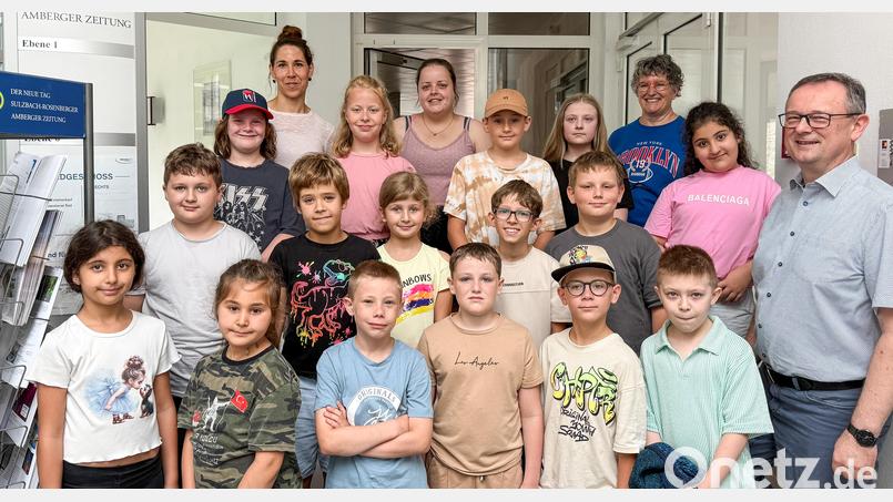 Die Klasse 3c der Albert-Schweitzer-Schule in Amberg mit Lehrerin Lisa Güthlein (hinten links) macht mit beim Projekt Kulturspatz und hat sich einen Besuch bei der Amberger Zeitung gewünscht: Hier zeigten ihnen die Redakteure Markus Müller (vorne rechts) und Heike Unger (hinten rechts), wie aus Ereignissen und Themen Nachrichten fürs Onlineportal "onetz.de" und die gedruckte Zeitung werden. Bild: Petra Hartl