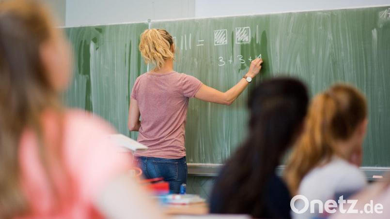 Der Frauenanteil bei den Lehrkräften lag an den allgemeinbildenden Schulen bei rund 73 Prozent. (Symbolbild) Bild: Julian Stratenschulte/dpa