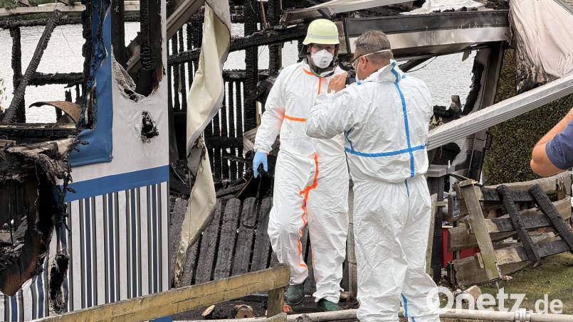 Kriminalpolizisten haben am Dienstag am Brandort bei Eschenbach DNA-Spuren genommen und weitere Gegenstände gesichert. Erste Ergebnisse sind in der nächsten Woche zu erwarten. Bild: Gabi Schönberger
