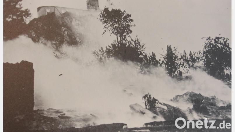 Im Stadtarchiv Pleystein gibt's Bilder, die das Ausmaß der Brandkatastrophe 1901 dokumentieren. Die Aufnahme zeigt, wie das Feuer an der Ostseite des Kreuzbergs wütet. Archivbild: Stadtarchiv Pleystein