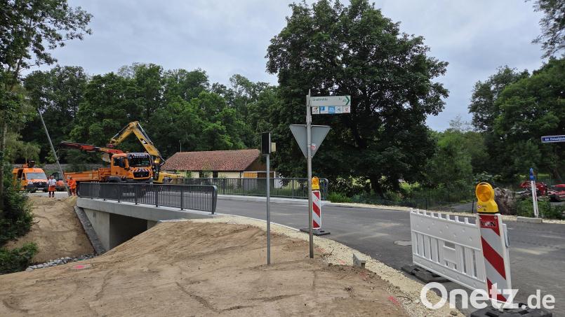 Am Mittwoch, 8. Juli, laufen letzte Arbeiten der Firma Dötterl und Hahn an der neuen Brücke über den Rosenbach in Sulzbach-Rosenberg. Der Bauhof installiert noch eine Straßenlaterne – dann ist alles fertig. Bild: Tobias Gräf