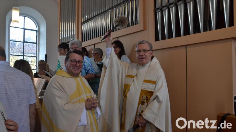 Regionaldekan Manfred Strigl (rechts) aus Regensburg segnet die neue Orgel im Beisein von Pfarrer Udo Klösel. Bild: Peter Garreiss