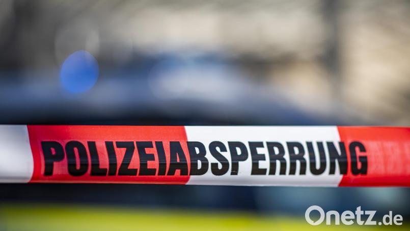 Die B 299 ist bei Grafenwöhr im Moment gesperrt. Dort droht ein Lkw umzukippen. Symbolbild: David Inderlied