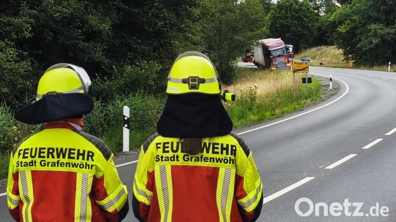 Die B 299 bei Grafenwöhr war am Mittwoch stundenlang gesperrt. Dort drohte ein mit Gefahrgut beladener Lkw umzukippen. Bild: Jürgen Masching