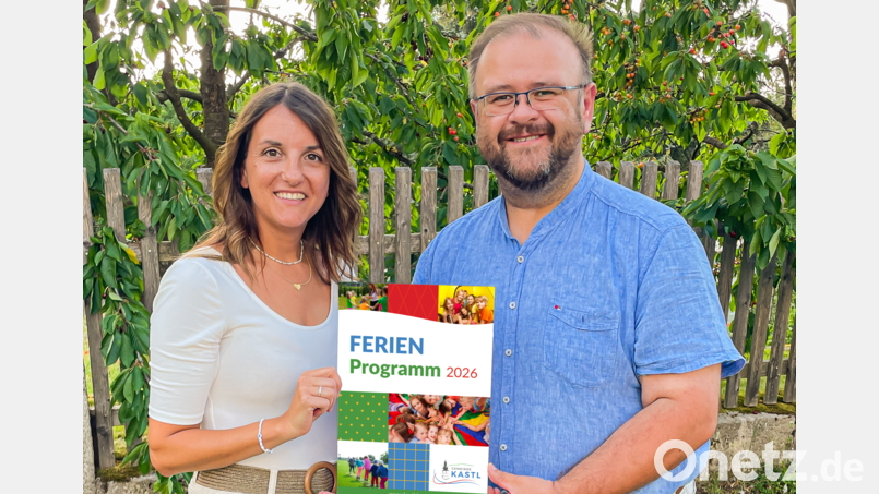 Christina Ackermann, hier mit Bürgermeister Hans Walter, hat als neue Jugendbeauftragte der Gemeinde Kastl ein umfangreiches Ferienprogramm zusammengestellt. Bild: Hans Walter