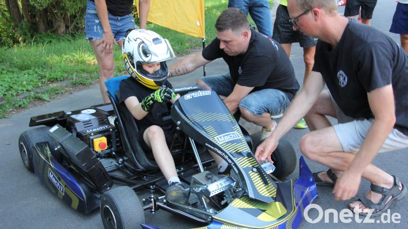 Nachwuchspilot Lukas Schöffel erhielt vor der "Jungfernfahrt" mit dem E-Kart letzte Instruktionen von den Trainern. Bild: Konrad Rosner