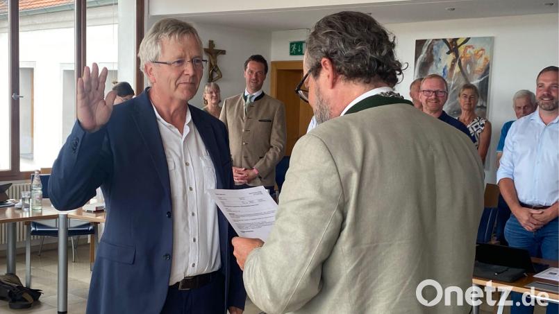 Herbert Zweck (links) wird als Letzter der neu gewählten Nabburger Stadträte durch Bürgermeister Frank Zeitler vereidigt. Bild: Wilhelm Amann