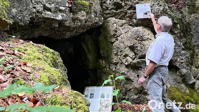 Bei der Bettelküche sucht Richard Koller den idealen Platz für die Beschilderung. Bild: Norbert Weis