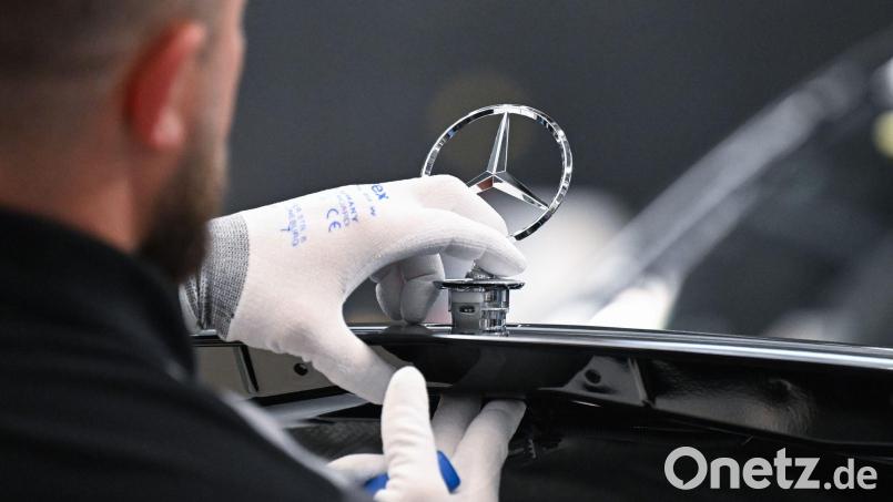 Mercedes-Benz hat im zweiten Quartal weniger Fahrzeuge verkauft. (Archivbild) Bild: Bernd Weißbrod/dpa