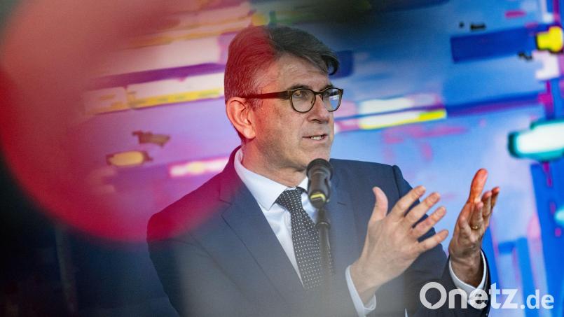 Kulturstaatsminister Weimer sucht seit Monaten Wege für eine bessere Vergütung von Künstlern auf Musikstreamingdiensten. (Archivbild) Bild: Fabian Sommer/dpa