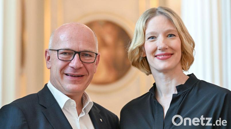 Chefdirigentin Joana Mallwitz (rechts) verlängert ihren Vertrag am Konzerthaus. Bild: Jens Kalaene/dpa