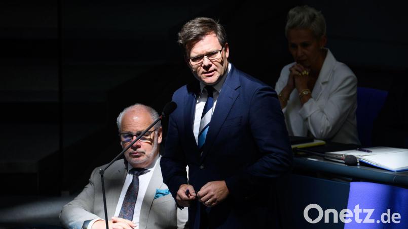 Bundesumweltminister Carsten Schneider stellte sich im Bundestag den Fragen der Abgeordneten. Bild: Bernd von Jutrczenka/dpa