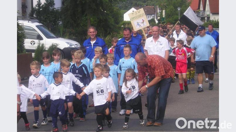 Der kleine Nene (vorne Mitte) hat alle im Griff: Nathaniel Brown mit einer damaligen Mannschaft des TSV Kümmersbruck bei einem Festumzug. Bild: Kammerl/privat