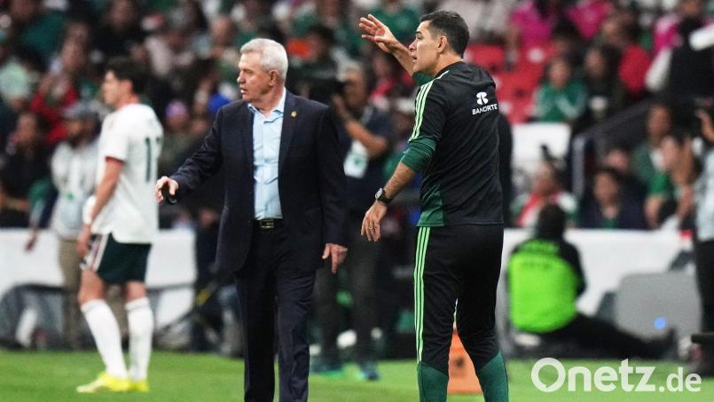 Zwei Jahre lang wurde Rafael Márquez (r) von dem scheidenden Chefcoach Javier Aguirre (l) auf größere Aufgaben vorbereitet. (Archivbild) Bild: Eduardo Verdugo/AP/dpa
