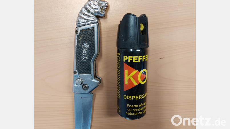 Ein verbotenes Springmesser und ein Pfefferspray stellten Bundespolizeibeamte bei Fahrern am Grenzübergang Waidhaus sicher. Bild: Bundespolizei