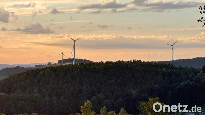 Windräder sind in der Gemeinde Bärnau immer wieder Thema. Das neue Stadtratsgremium will nun in Planungen einsteigen und möglicherweise neue Anlagen ins Auge fassen. Die Realisation könnte aber noch dauern, zumal schon genehmigte Anlagen auch noch in der Warteschleife hängen. Bild: Susanne Forster