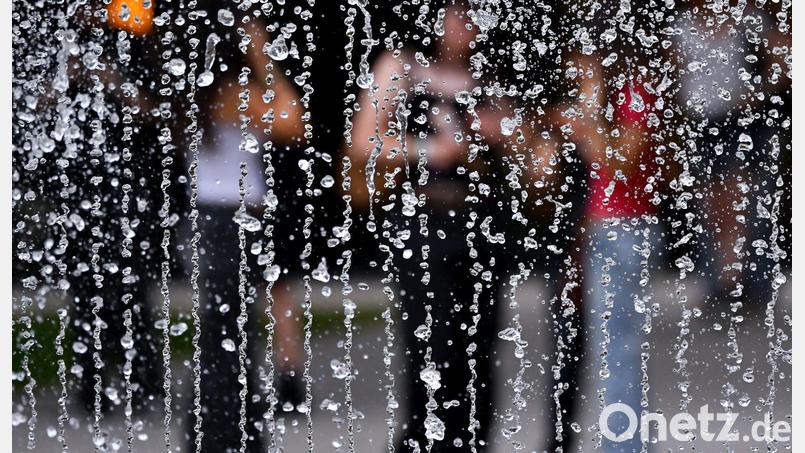 Wasser kann bei dem heißen Wetter für Abkühlung sorgen. Bild: Sven Hoppe/dpa