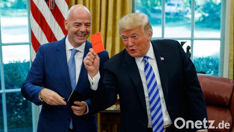 EU-Abgeordnete fordern Aufklärung, ob Einfluss von US-Präsident Trump auf FIFA-Chef Infantino zur Rücknahme der Roten Karte gegen US-Stürmer Balogun geführt hat. (Archivbild) Bild: Evan Vucci/AP/dpa