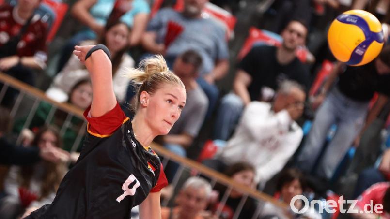 Die deutsche Volleyball-Nationalmannschaft um Lina Alsmeier feierte einen wichtigen Sieg. (Archivbild) Bild: Christoph Soeder/dpa