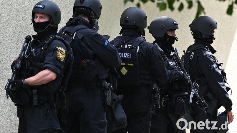 Schwerbewaffnete Polizisten am Welfen-Gymnasium in Schongau. Bild: Lennart Preiss/dpa