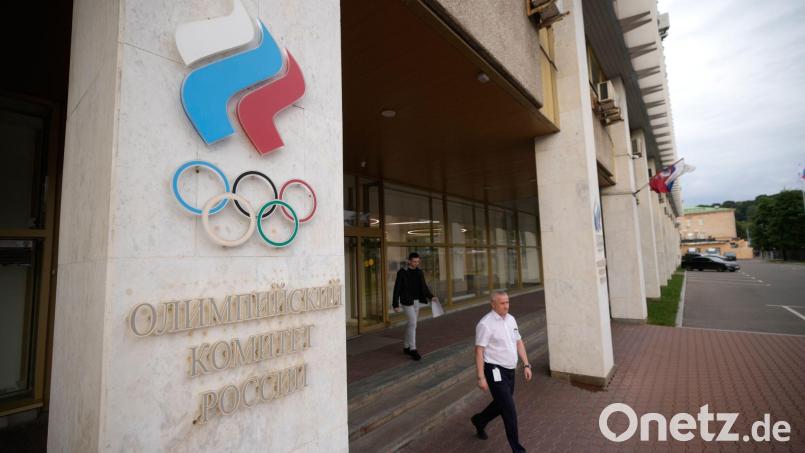 Die wegen des Kriegs erlassenen Sanktionen gegen russische Sportler sollen fallen - der Krieg geht weiter. (Archivbild) Bild: Pavel Bednyakov/AP/dpa