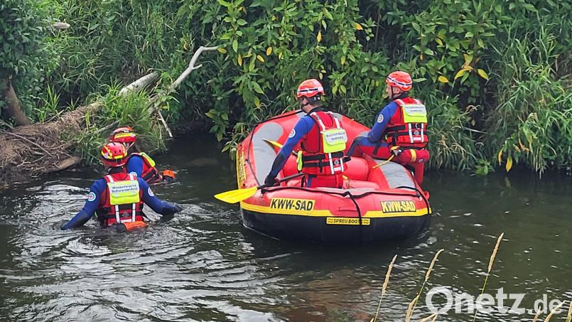 Bei der Suche nach dem vermissten Jungen auf der Schwarzach bei Altfalter war die Wasserwacht mit vielen Einsatzkräften vor Ort. Bild: Korbinian Kurz