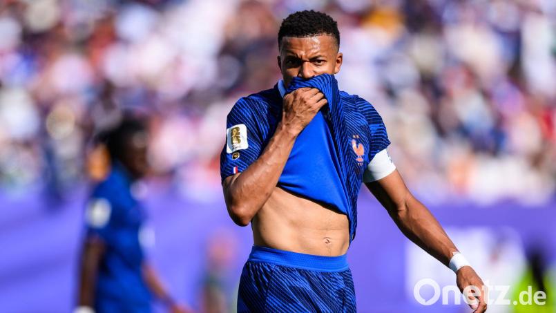 Abputzen und weitermachen: Frankreichs Kylian Mbappé konzentriert sich wohl lieber auf die Partie gegen Marokko als auf politische Diskussionen. Bild: Tom Weller/dpa