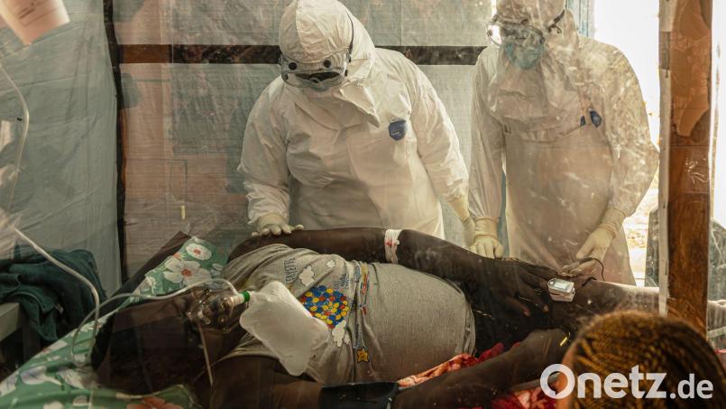Eigentlich sollte in den von Ebola betroffenen Regionen nicht gestreikt werden - doch auch dort blieben Mitarbeiter des Gesundheitswesens der Arbeit fern. (Archivbild) Bild: Moses Sawasawa/AP/dpa