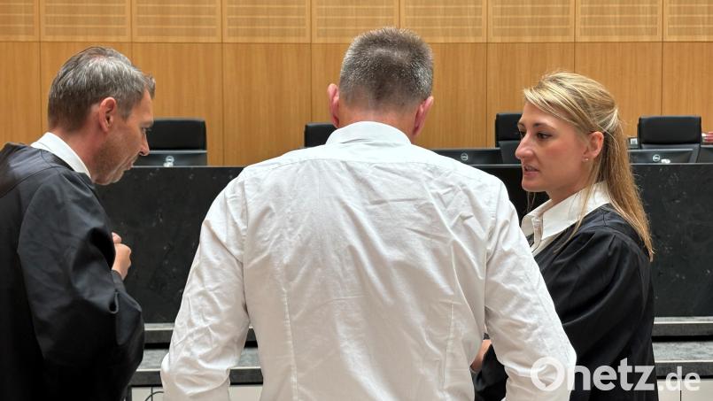 Der angeklagte Unternehmer beratschlagt sich mit seinen Anwälten Rouven Colbatz (links) und Stefanie Amann. Bild: Ganzmann