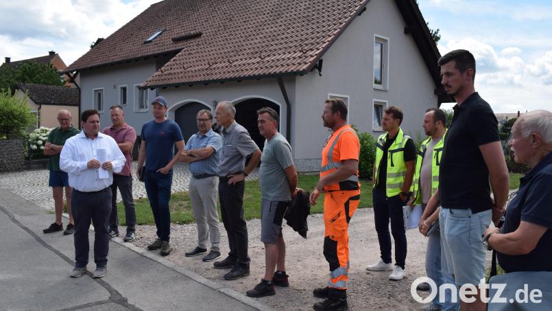 Der Grundstücks-, Bau- und Umweltausschuss nimmt unter der Leitung von Bürgermeister Florian Reger die Parksituation in der Fischergasse in Augenschein. Bild: Richard Braun