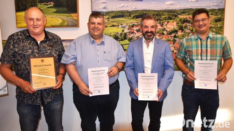 Josef Margraf (von links) wurde als Verbands- und Gemeinderat verabschiedet. Als Vorsitzender wiedergewählt wurde Dieter Dehling, sein Stellvertreter ist Elmar Halk. Die beiden und auch Benjamin Hiltl sind neue Standesbeamte. Bild: Norbert Weis