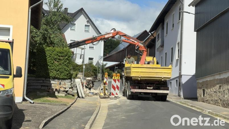 Kein Durchkommen: Schon im Vorfeld fanden umfangreiche Ausbesserungsarbeiten in den Ortsstraßen statt. Bild: Joachim Gebhardt