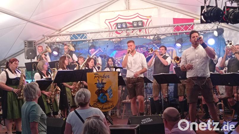 Ein Garant für beste Stimmung im Festzelt am Montagabend ist der Auftritt der Pirker Blechmusi. Bild: Oswald Zintl
