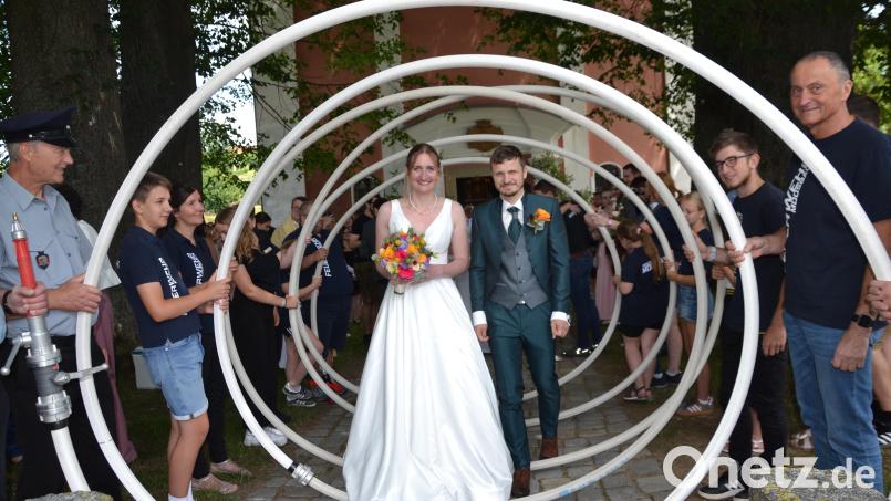 Julia Hierold und Christian Wolf feierten Hochzeit. Pfarrer Klösel traute das Paar. Bild: Peter Garreiss