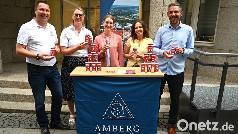 Vorstellung der Notfalldose vor dem Bürgerbüro der Stadt Amberg (von links): Martin Schafbauer (Leiter des Bürgerbüros), Susanne Augustin (Sozialreferentin der Stadt Amberg), Sabrina Liermann (Seniorenstelle), Liana Koloda (Seniorenstelle) und Oberbürgermeister Michael Fritz. Bild: Simon Hauck, Stadt Amberg