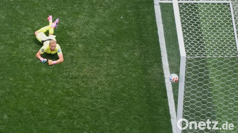 Auch Österreichs Nationalkeeper Alexander Schlager steht vor einem Wechsel zu Werder Bremen. (Archivbild) Bild: Mark J. Terrill/AP/dpa