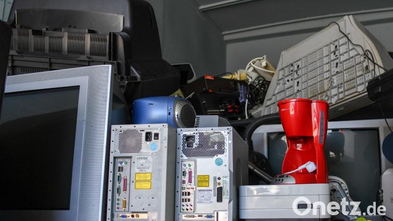 Die Abfallberatung Amberg informiert über einfache Möglichkeiten zur Entsorgung von Elektroaltgeräten. Symbolbild: Jens Kalaene