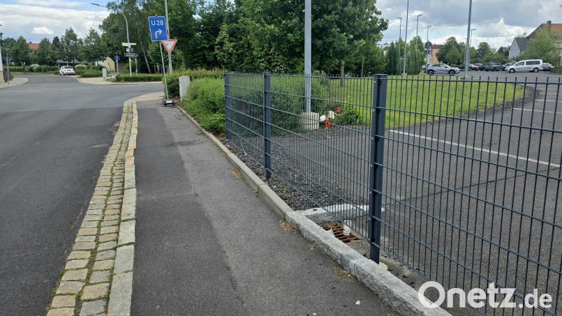 Blick von der Martin-Zehendner-Straße in Richtung Tirschenreuther Straße in Mitterteich: Neben der Stelle, wo sich am 21. Januar der bis heute ungeklärte Unfall mit Todesfolge ereignete, erinnern eine Kerze und Kunststoffblumen an den Verstorbenen. Bild: lnz
