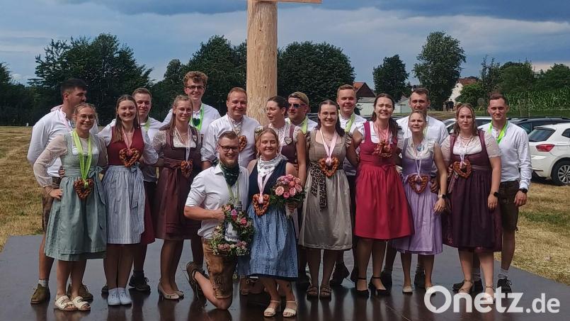 Das Austanzen des Kirwabaumes endete mit der Kür von Stefanie Wunschel und Alexander Braun (beide kniend) zum Ober-Kirwapaar. Auf Initiative von Brauns Papa Sepp tanzten 2008 nach 60-jähriger Pause erstmals wieder Weiherer Kirwapaare den Kirwabaum aus. Bild: Niggi Kunze