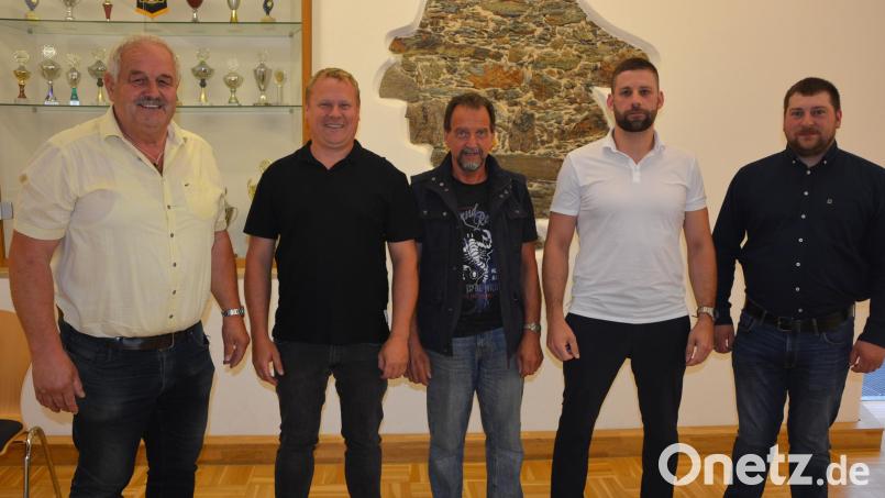 Zur Verschwiegenheit verpflichtet wurden die neuen Ortssprecher der Gemeinde Leonberg. Im Bild (von links) Bürgermeister Johann Burger, die Ortssprecher Harald Teubner, Johann Ockl, Michael Bayer und Zweiter Bürgermeister Josef Weiß. Bild: Josef Rosner