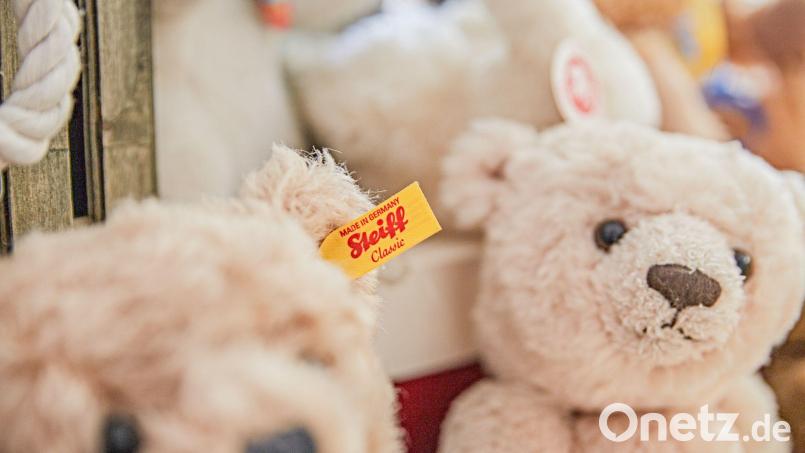 Omnipräsent in vielen Kinderzimmern: die Plüschbären mit Knopf im Ohr. (Archivbild) Bild: Jason Tschepljakow/dpa