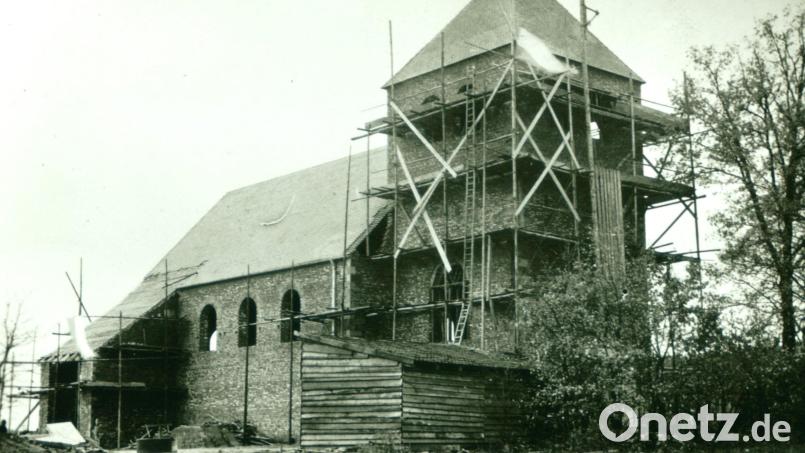 Der Kirchenbau in Sorghof schreitet voran. Nach nur einjähriger Bauzeit kann am 19. August 1951 die neue Herz-Jesu-Kirche geweiht werden. Archivbild: Sammlung Ortsgeschichte Sorghof