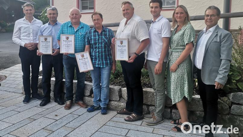 Zweiter Bürgermeister Christian Obermeier (links) sowie Bürgermeister Michael Brandl (von rechts) und Zweite Bürgermeisterin Melanie Käsbauer dankten den ausgeschiedenen Gemeinderäten Bernhard Kramer (ab Zweiter von links), Franz Mühlbauer, Martin Winter und Wolfgang Niebauer sowie Nachrücker im Gemeinderat Thomas Kramer. Bild: Annemarie Mösbauer