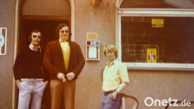 1974 vor der Sportwirtschaft: Hier war der Treffpunkt für das Dreifaltigkeitsviertel und darüber hinaus. Von links Gerd Schelenz, Erich Ehbauer und Horst Busch. Bild: Erich Ehbauer