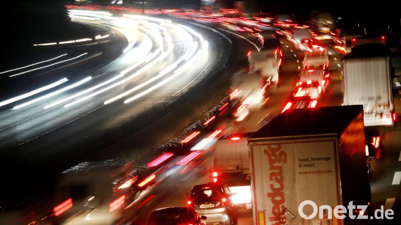 Die Überfahrt von der A3 zur A93 am Autobahnkreuz Regensburg wird vom 16. bis 30. Juli 2026 gesperrt. Symbolbild: Roland Weihrauch/dpa