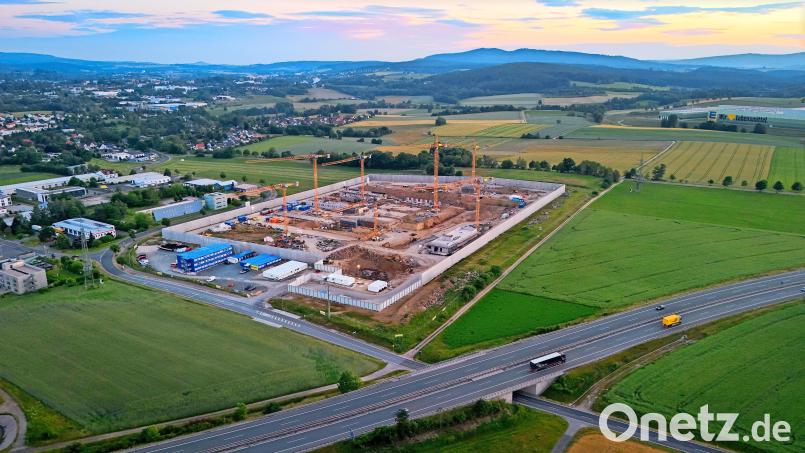 Zwischen der Autobahn 93 und dem Stadtgebiet von Marktredwitz entsteht im Ortsteil Lorenzreuth gerade Bayerns modernstes Gefängnis. Bild: Florian Miedl