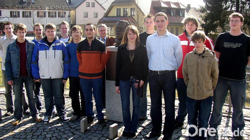 Das gewählte Gremium 2005. Einige der damaligen Jugendgemeinderäte sind heute auch im Gemeinderat vertreten, so Michael Brucker (links) und Chris Pürner (Fünfter von links). Bild: Bertram Nold